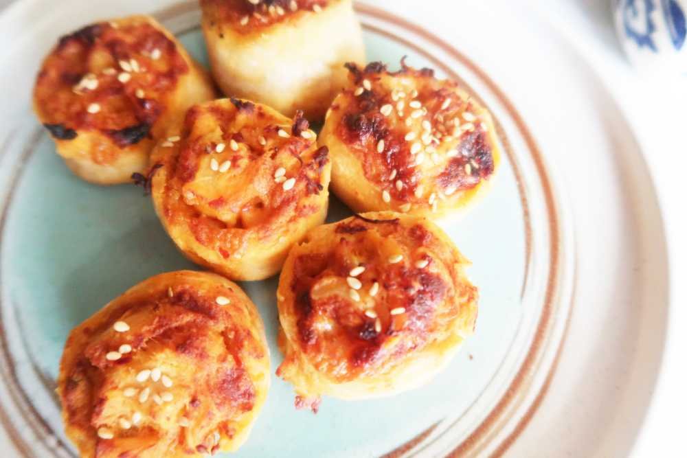 Buffalo chicken pizza rolls