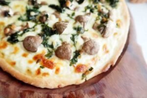 Creamy Spinach Mushroom Pizza